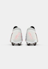 Vita fotbollsskor med en strukturerad överdel, rosa och blå accenter, samt framträdande "Future"-logotyp på hälarna. Designade för prestanda.
