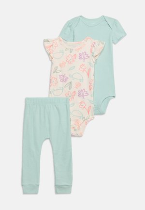 Σετ τριών βρεφικών ρούχων: δύο φορμάκια με κοντά μανίκια, ένα μονόχρωμο σε μέντα γαλάζιο, ένα με λουλουδάτο σχέδιο, και ένα ζευγάρι απλά παντελόνια σε μέντα γαλάζιο.