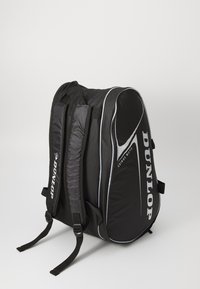 Zaino Dunlop nero con spallacci imbottiti, dettagli lucidi, design curvo e logo bianco. Realizzato in tessuto resistente con scomparti di facile accesso.