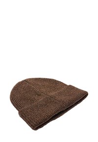 Brązowa dzianinowa czapka z podwiniętym mankietem, ozdobiona teksturowanym wzorem i subtelnymi złotymi przebłyskami, wykonana z miękkiego, ciepłego materiału.