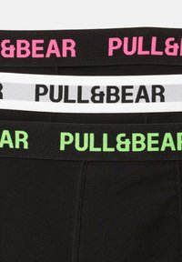 Sorte boxer briefs med elastiske taljevipper. To bånd i pink og grøn med "PULL & BEAR" tekst; et gråt bånd med sort tekst. Blødt stof.