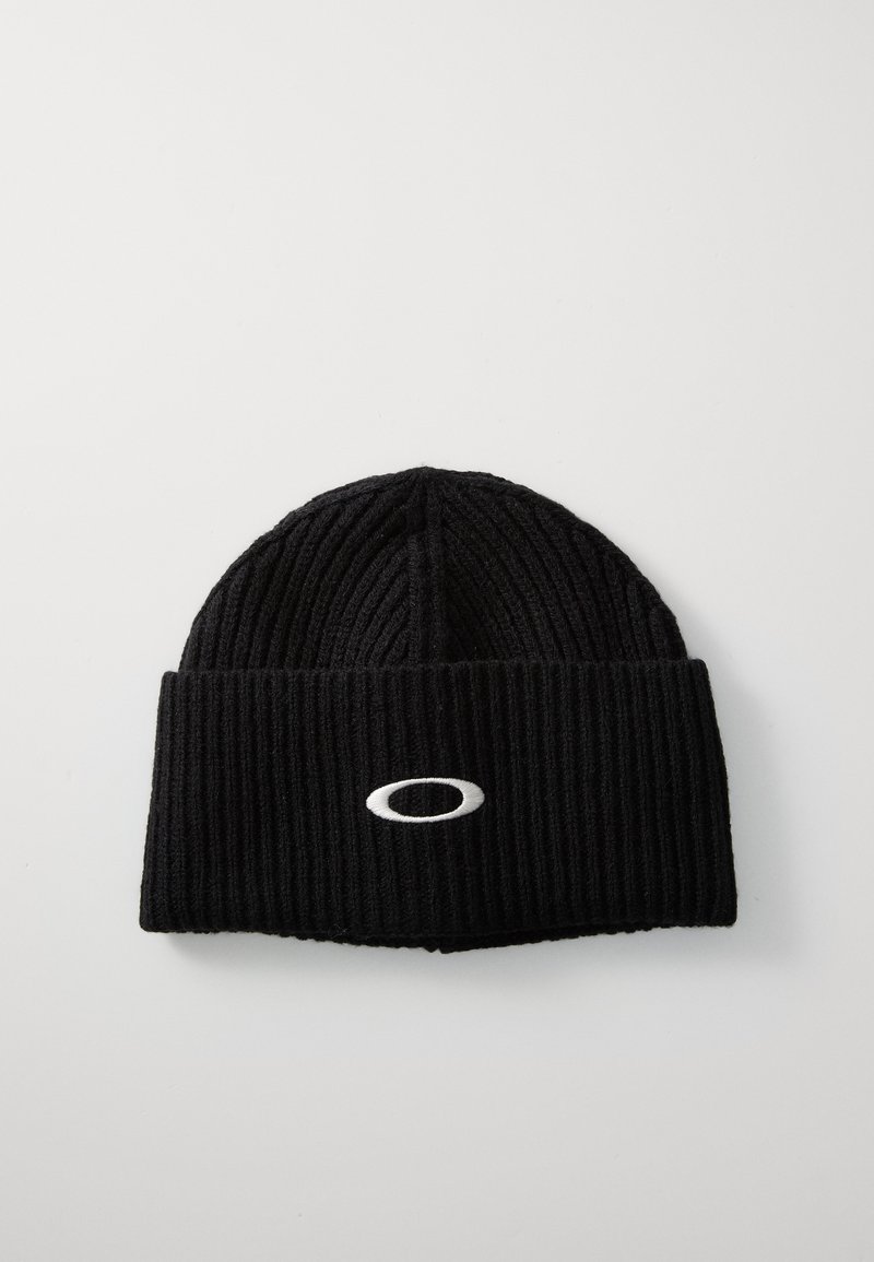 Schwarze Strickmütze mit gerippter Textur, ausgestattet mit einem umgeschlagenen Bündchen und einem weißen ovalen Logo, das auf der Vorderseite gestickt ist.