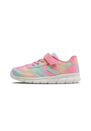 Low-Top Sneaker mit pinkem, blauem und gelbem Pastellverlauf, Glitzer-Finish, pinken Schnürsenkeln, Klettverschluss und weißer, strukturierter Sohle.
