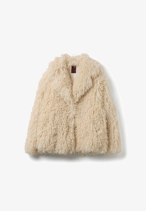Faux-Fur-Weste in Cremefarbe mit plüschiger Textur, ausgestattet mit einem Schalkragen und offenem Design. Keine sichtbaren Verschlüsse oder Verzierungen.