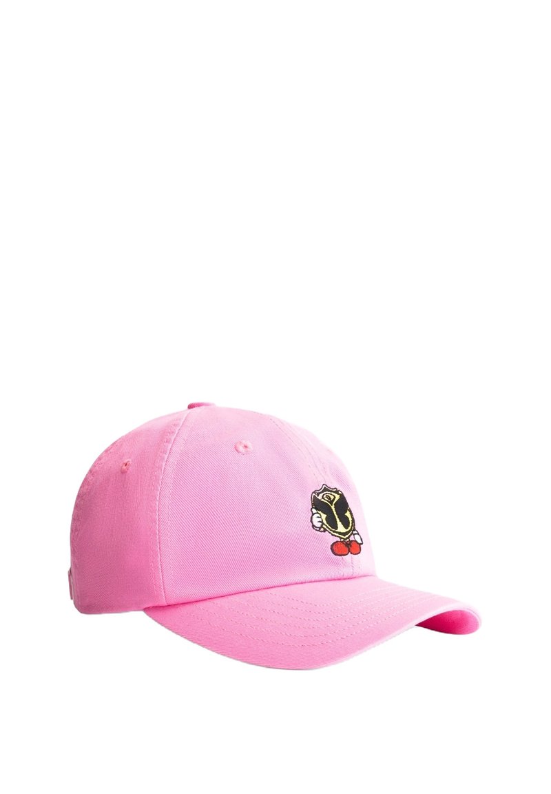 Roze katoenen baseballpet met een gebogen rand, met een zwart en geel cartoonfiguur geborduurd op de voorkant en rode accenten.