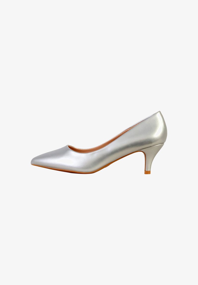 Escarpin pour femme argenté à bout pointu, talon bas et fuselé de hauteur moyenne, finition lisse, sur fond blanc.