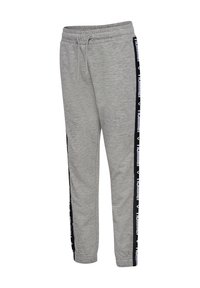 Grå sweatpants gjorda av mjukt tyg, med en svart sidosträck med vit text, elastiskt midjeband och mudd vid anklarna.