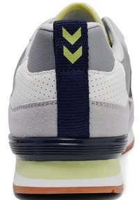 Szary but sportowy z fakturowaną cholewką z zamszu i siateczki, ozdobiony granatowym paskiem na pięcie z zielonymi detalami w kształcie chevronu oraz gumową podeszwą.