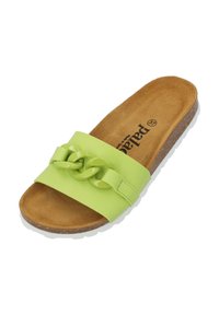 Sandale verte avec une chaîne brillante, semelle en liège et semelle en caoutchouc blanche. Le matériau supérieur est lisse, avec une finition mate.