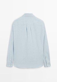 Camicia a maniche lunghe azzurro chiaro in tessuto strutturato. Presenta un colletto classico, polsini con bottoni e un dettaglio con piega posteriore.