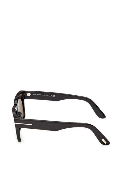 Ochelari de soare negri Tom Ford, văzuți din profil, cu ramă dreptunghiulară și detalii subtile argintii pe brațe.