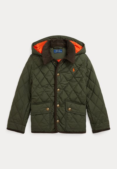 Casaco acolchoado verde com capuz forrado a laranja, gola de veludo cotelê castanho e fechos de botão dourados. Duas bolsas frontais são visíveis.