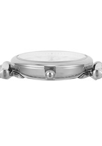 Montre en métal argenté avec un boîtier slim, un cadran en verre rond et une couronne sur le côté. Présente des marqueurs d'heure minimalistes et une finition lisse.
