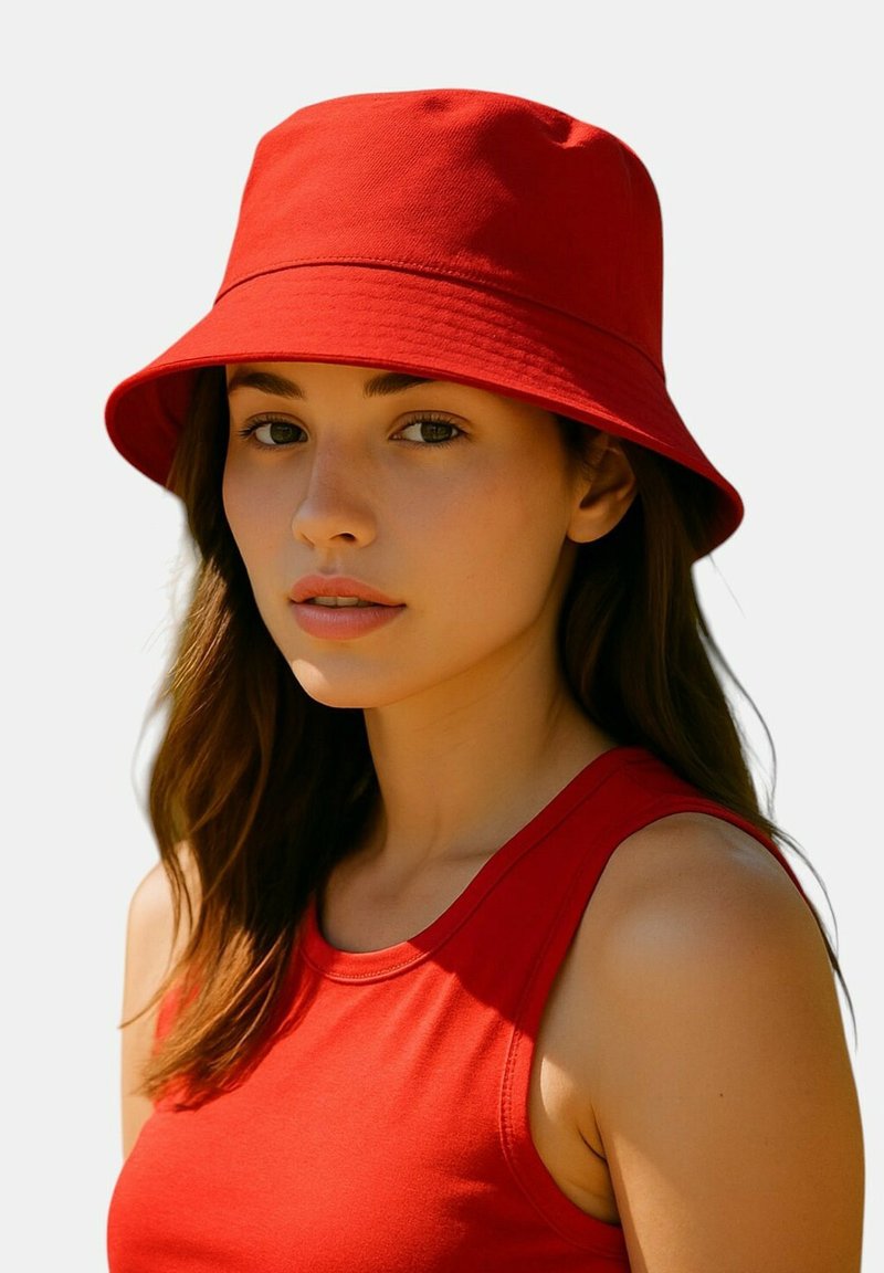Rode katoenen emmerhoed met een brede rand, met een gladde textuur en een casual ontwerp. Draagt bijpassende rode tanktop.