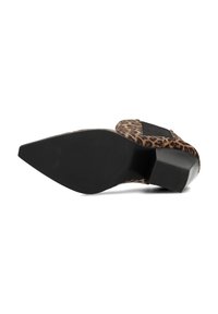 Zapato de tacón alto con estampado de leopardo, punta afilada, tacón negro mate y parte superior de tela texturizada. La suela es lisa y plana.