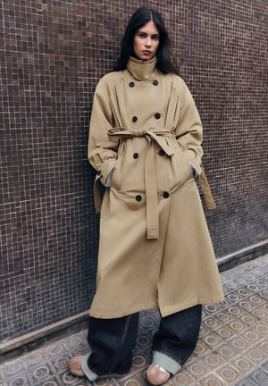 Bershka, LONG GATHERED WITH BELT - TRENCH COAT - Trench - sand