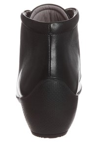 Botín negro de cuero hasta el tobillo con un acabado suave, puntera redondeada y suela de goma texturizada. Cuenta con un cuello ligeramente enrollado y detalles de costura.