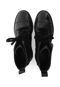 Baskets montantes noires avec une finition brillante, des détails texturés et des lacets ronds. Présentent une fermeture éclair sur le côté et une languette à l'arrière.