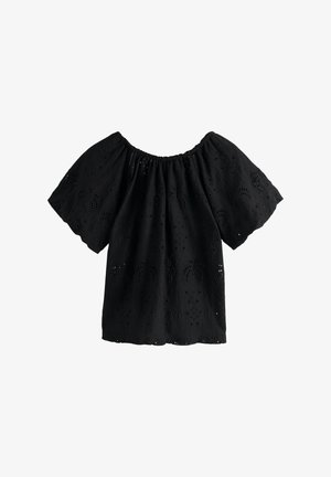 Blouse noire à épaules dénudées, manches bouffantes et détails de broderie à jours, posée à plat sur un fond blanc.