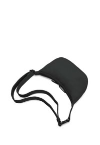 Borsa a tracolla nera, caratterizzata da una superficie liscia, forma arrotondata, strap regolabili, chiusura con zip e design minimale.