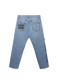 Jeans in denim blu chiaro con una grafica nera "GAME OVER" sulla tasca posteriore destra e un lungo design testuale verticale sulla gamba sinistra.