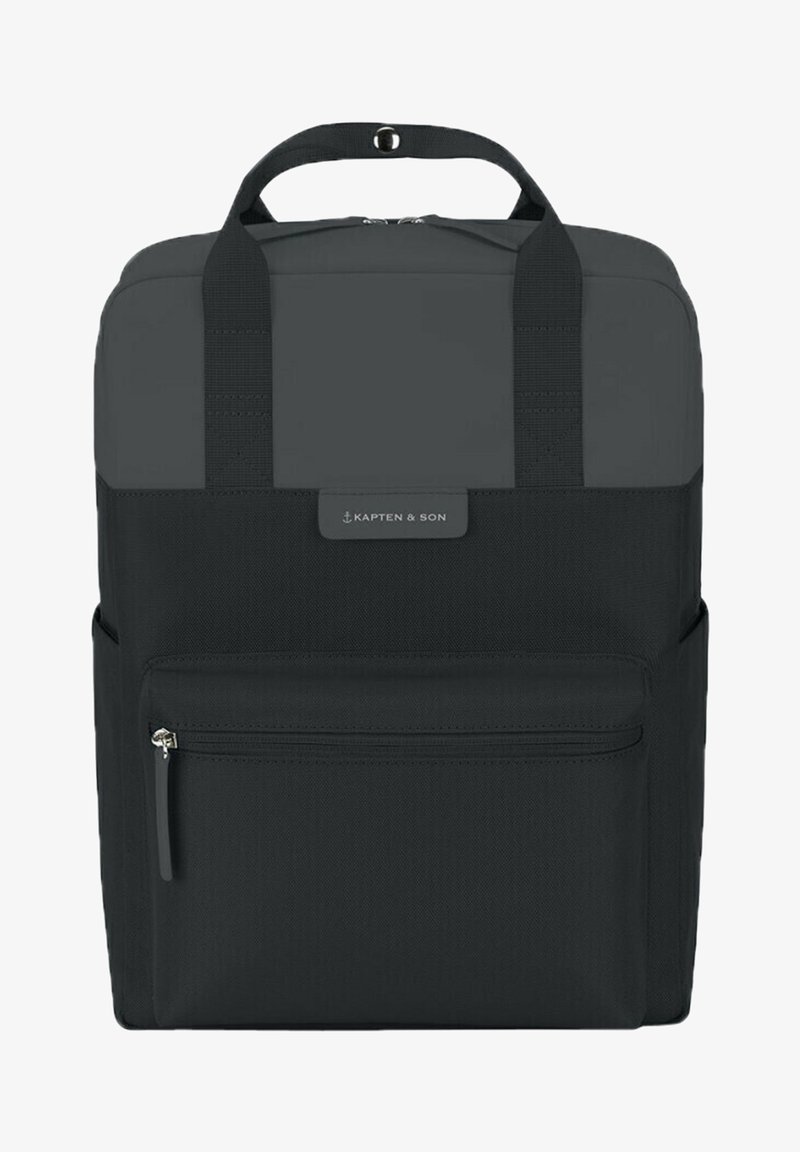 Sac à dos rectangulaire noir avec poignées supérieures, poche zippée à l'avant et logo Kapten & Son sur le panneau avant.