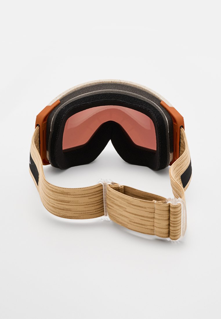 Skibrille mit braunem, strukturiertem Riemen, orangefarbenen Elementen und einer gebogenen, getönten Linse. Verfügt über einen Schaumstoffpolster für Komfort.