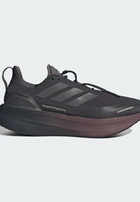 Černá běžecká obuv s texturovaným svrškem, třemi tmavě šedými pruhy a silnou gradientovou podrážkou, která přechází z černé do bordó.