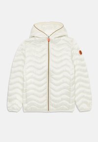 Hvid pufferjakke med hætte, der har et bølget quiltet design, en frontlynlås med en orange trækflig og et orange emblem på ærmet.