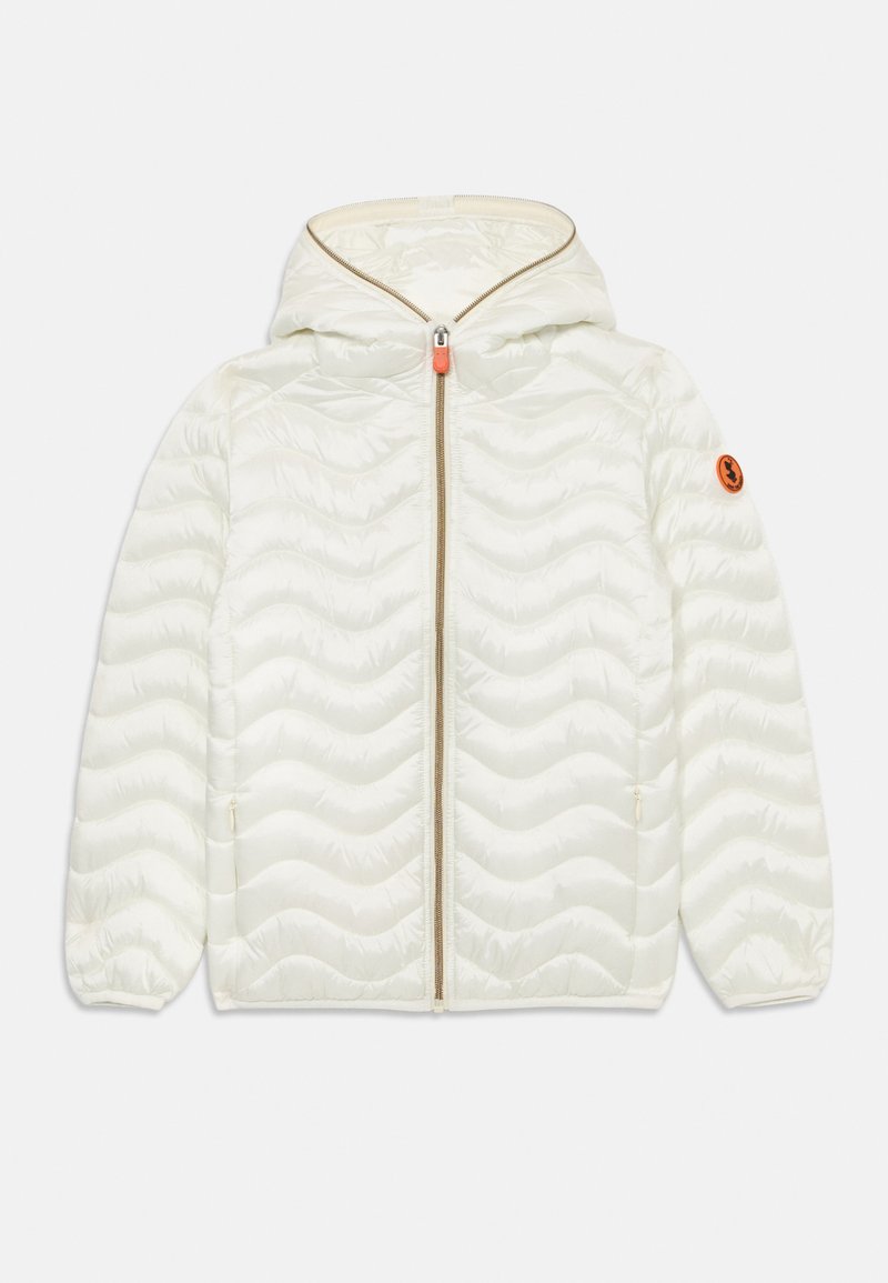 Hvid pufferjakke med hætte, der har et bølget quiltet design, en frontlynlås med en orange trækflig og et orange emblem på ærmet.