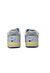 Sneaker bianchi e grigi con accenti blu. Presentano un design del cartone animato Snoopy sul lato, suola in gomma testurizzata e colletto imbottito.