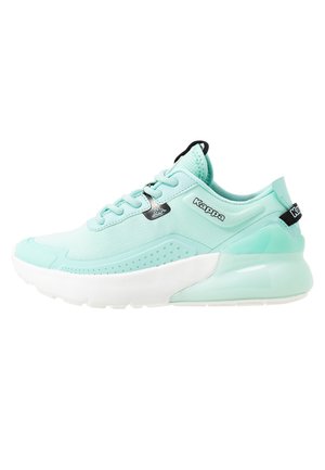 Baskets Kappa turquoise clair avec semelle blanche, design à lacets et logo de marque noir près des lacets et de la languette du talon.