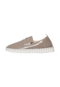 Beige lackleder Slippers mit einem glatten Design, weißer strukturierten Sohle und zwei horizontalen Akzentstreifen nahe dem Rist.