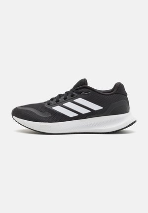 Chaussure de course noire avec semelle blanche et trois bandes blanches sur le côté, avec tige en mesh et col de talon rembourré.