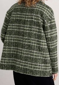 Grüne und weiße karierte Wolljacke mit entspannter Passform, aus strukturiertem Stoff und mit abgerundetem Saum. Das Design betont horizontale und vertikale Streifen.