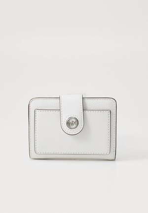 Cartera de cuero blanco con una textura suave, herrajes plateados, cierre de solapa y logo en relieve. Forma rectangular estructurada, costuras en contraste.