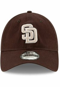 Casquette de baseball en coton brun avec sangle réglable, présentant un logo "SD" brodé en crème, visière incurvée et couronne structurée.
