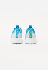 Lehké atletické boty z bílé síťoviny s modrými akcenty. Obsahují poutko a branding "BEAT THE HEAT" na patě. Odolná bílá podrážka.