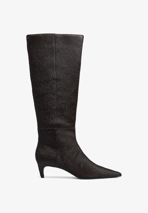 Črne škornje do kolen, narejene iz teksturiranega materiala, podobnega dlačicam, s špičastim nosom in nizko peto. Šivi na gležnju.