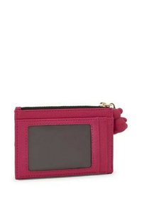 Funda para tarjetas de piel rosa con ventana transparente para identificación, múltiples compartimentos para tarjetas, un compartimento con cremallera y una superficie texturizada.