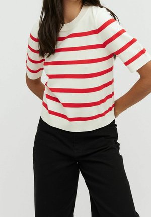 Rot-weiß gestreifter Strickpullover mit kurzen Ärmeln und rundem Halsausschnitt, kombiniert mit schwarzen Hosen. Weiche Textur, lässige Passform.