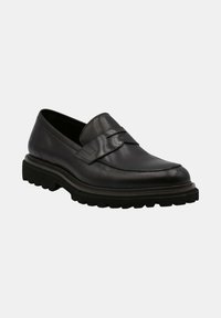 Mocassins en cuir noir avec un bout arrondi, détail de sangle matelassée et semelle en caoutchouc noir épaisse avec un motif de broche prononcé.