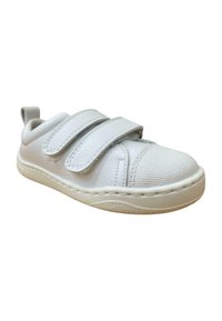 Zapatilla blanca con doble tira de Velcro, con un upper texturizado, puntera lisa y una suela de goma con un patrón de banda de rodadura definido.