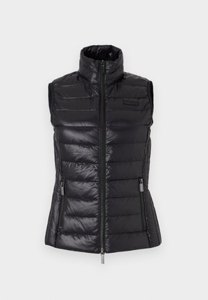 Vesta neagră tip puffer cu guler înalt, design ondulat orizontal, închidere cu fermoar și buzunare laterale. Fabricată dintr-un material strălucitor, ușor.