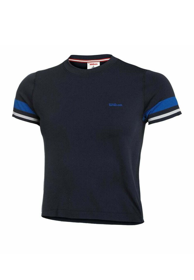 Camiseta de algodón de manga corta en color navy, con cuello redondo, con acentos a rayas en azul y gris en las mangas, y un pequeño logotipo azul en el pecho.