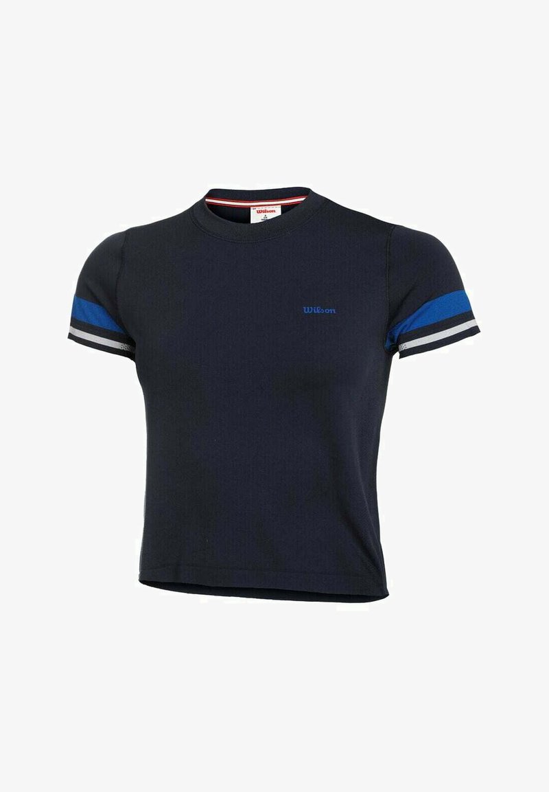 Camiseta de algodón de manga corta en color navy, con cuello redondo, con acentos a rayas en azul y gris en las mangas, y un pequeño logotipo azul en el pecho.