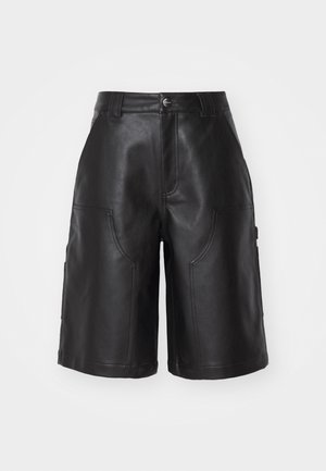 Shorts en cuir noir à coupe droite, dotés de deux poches avant et de détails de couture subtils. Texture lisse et matériau durable.