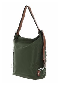 Sac d'épaule en nylon vert avec un design souple, accents en cuir marron, ferrures argentées et une poche zippée latérale pour plus de fonctionnalité.