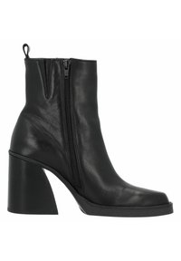 Botín de cuero negro hasta el tobillo con un tacón grueso, cremallera lateral y diseño de punta cuadrada. Textura mate con acabado suave y detalles mínimos.