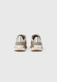 Sneaker beige con accenti argentati, caratterizzate da una tomaia texture, dettaglio del logo e suola in gomma contrastante. Forma arrotondata con colletto imbottito.
